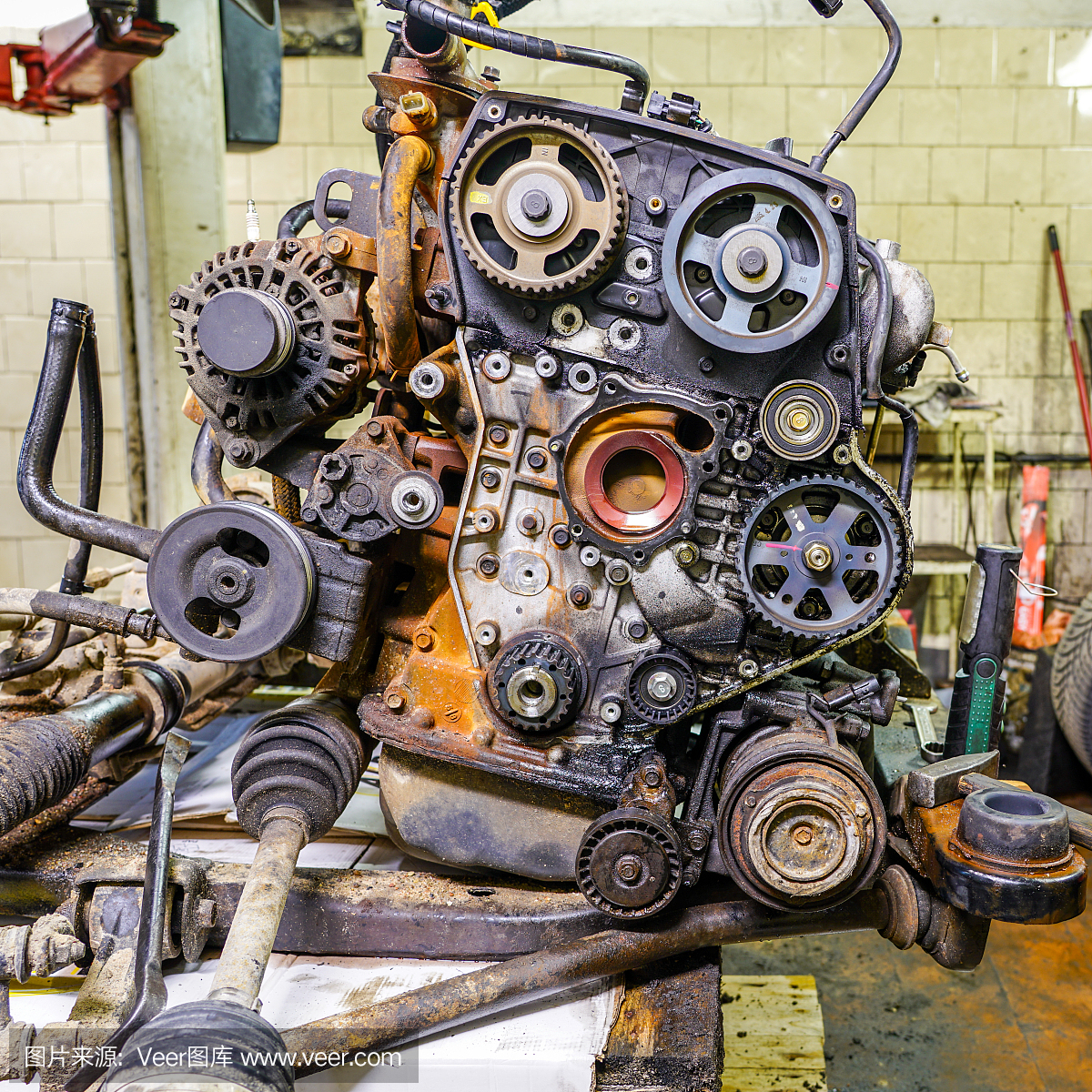 旧汽车发动机修理,从汽车上拆下发动机